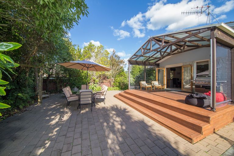 Photo of property in 12 Linmor Place, Terrace End, Palmerston North, 4410