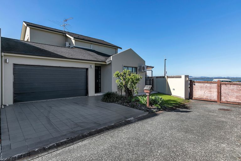 Photo of property in 11k Clearwater Cove, West Harbour, Auckland, 0618