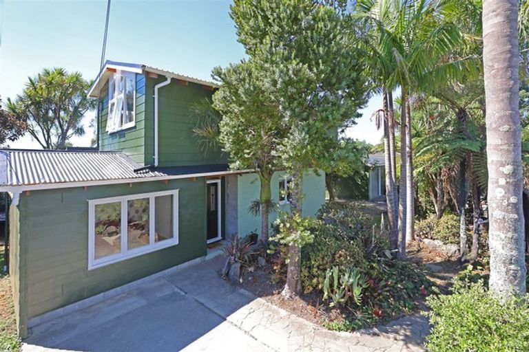 Photo of property in 4 Tasman Avenue, Henderson Valley, Auckland, 0614