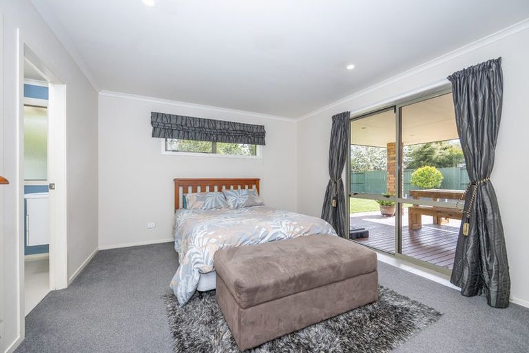 Photo of property in 17 Whitford Place, Rototuna North, Hamilton, 3210