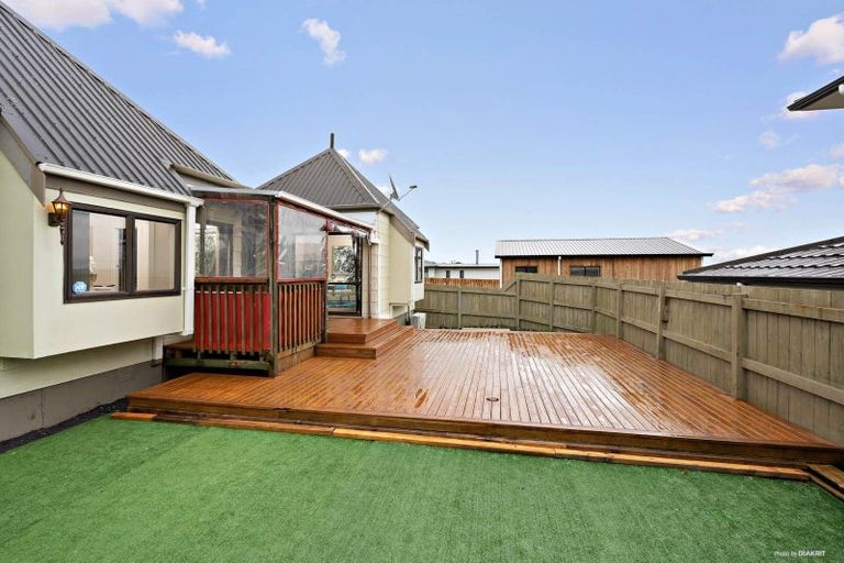 Photo of property in 46 Hobsonville Road, West Harbour, Auckland, 0618