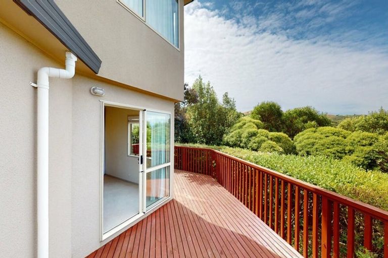 Photo of property in 9 Bennett Grove, Newlands, Wellington, 6037