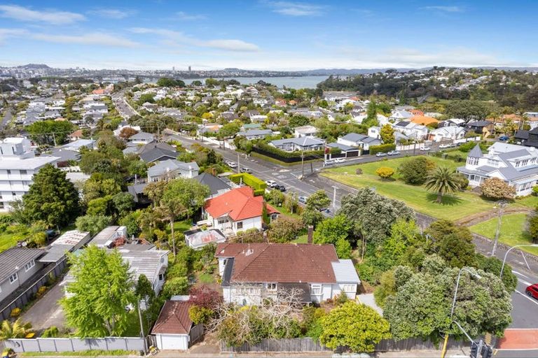 Photo of property in 36 Onewa Road, Northcote Point, Auckland, 0627