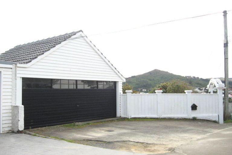 Photo of property in 8 Donald Crescent, Karori, Wellington, 6012