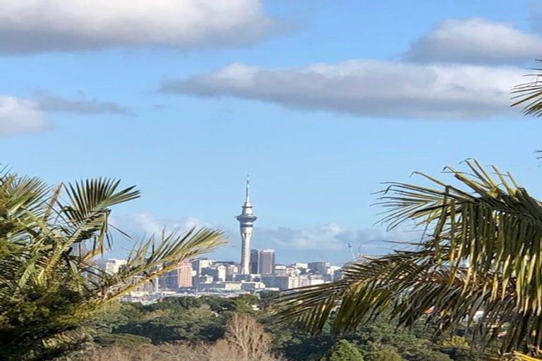 Photo of property in 1/18 Fowler Street, Northcote, Auckland, 0627