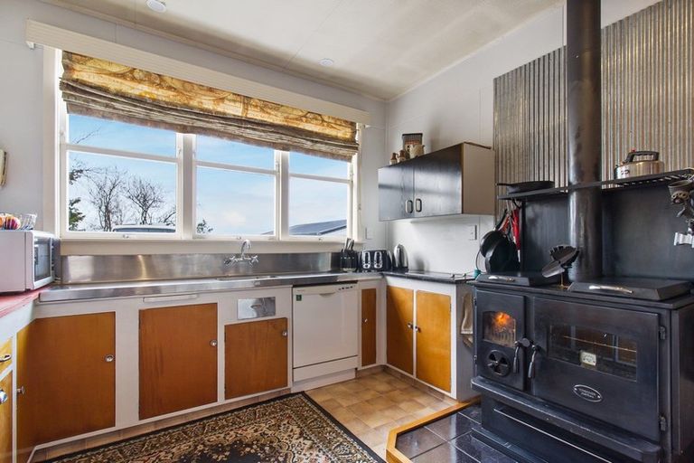 Photo of property in 65 Timaru Road, Waimate, 7924