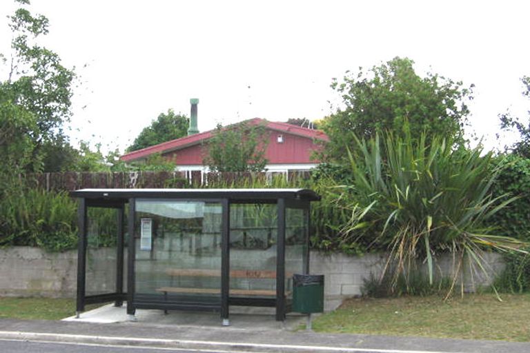 Photo of property in 1/218 Sunnynook Road, Totara Vale, Auckland, 0627