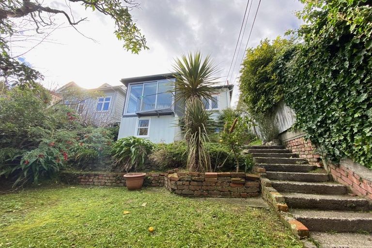 Photo of property in 102 Kelburn Parade, Kelburn, Wellington, 6012