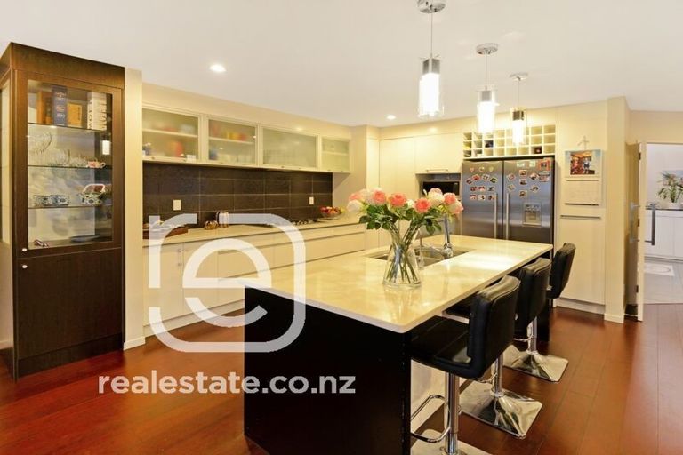 Photo of property in 16 Lakeridge Close, Northcross, Auckland, 0632