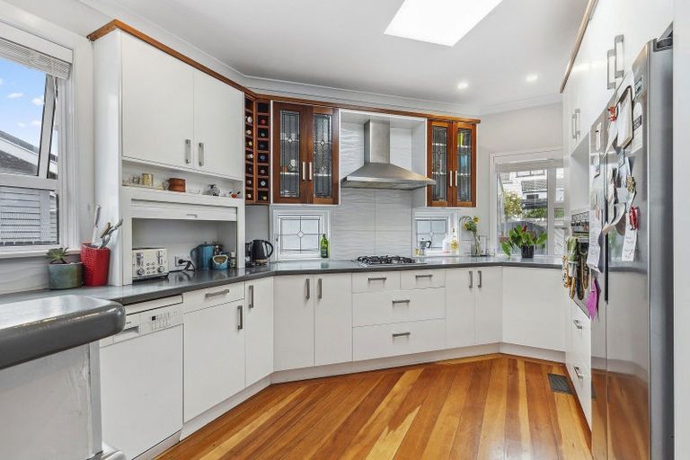 Photo of property in 101 Apu Crescent, Lyall Bay, Wellington, 6022