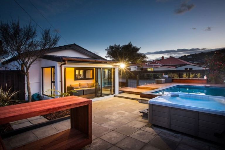 Photo of property in 215 Bay View Road, Saint Clair, Dunedin, 9012