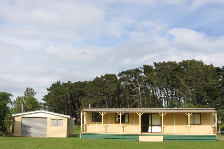 Photo of property in 8 Hennessy Street West, Foxton Beach, Foxton, 4815