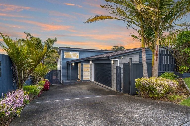 Photo of property in 94 Lake Panorama Drive, Henderson Valley, Auckland, 0612