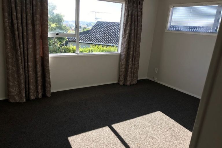 Photo of property in 21 Meadowood Drive, Unsworth Heights, Auckland, 0632