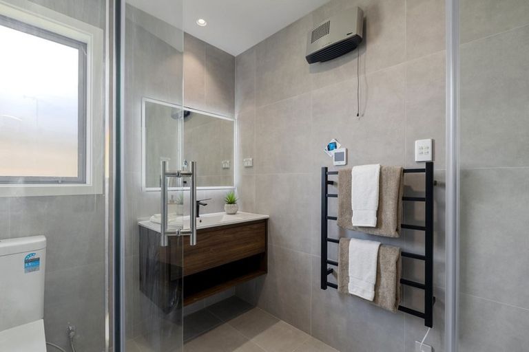 Photo of property in 33 Lumbarda Drive, Kumeu, 0810