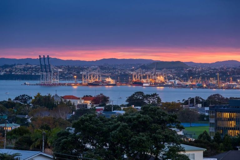 Photo of property in 25 Pupuke Road, Birkenhead, Auckland, 0627