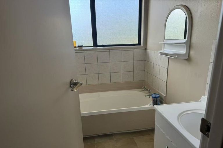 Photo of property in 121 Moire Road, West Harbour, Auckland, 0618