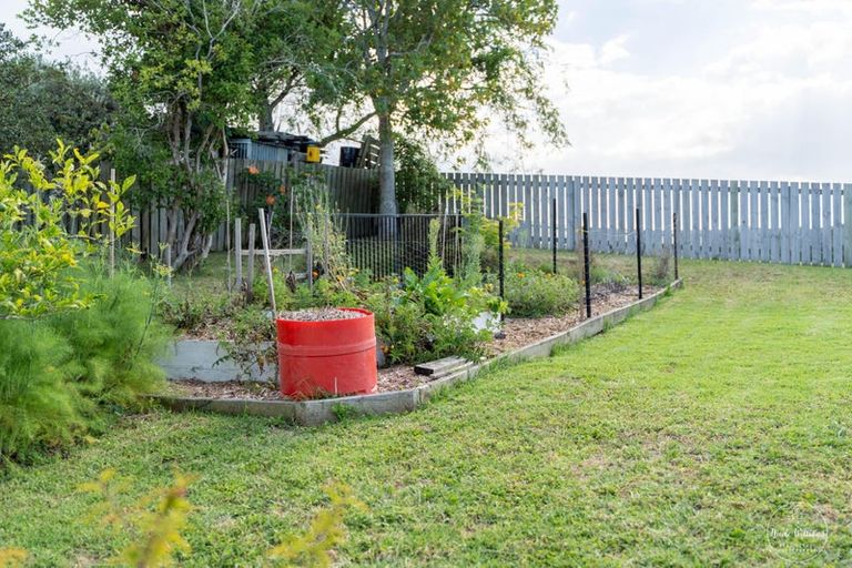 Photo of property in 37 Whaka Street, Maungaturoto, 0520