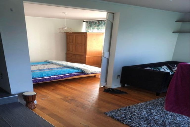 Photo of property in 5 Richmond Road, Mahina Bay, Lower Hutt, 5013