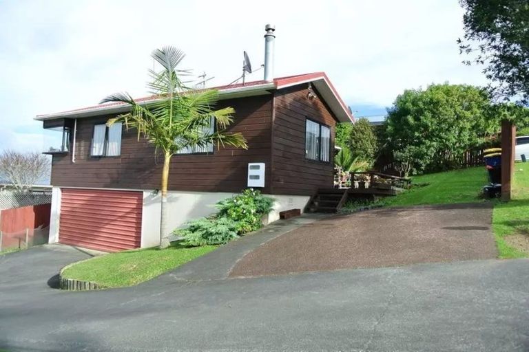 Photo of property in 1/3 Valecrest Place, Bayview, Auckland, 0629