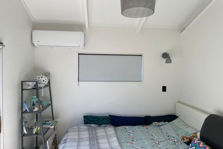 Photo of property in 42 Holyoake Place, Chatswood, Auckland, 0626