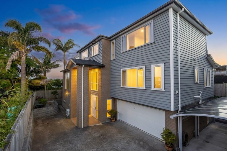 Photo of property in 25 Pupuke Road, Birkenhead, Auckland, 0627