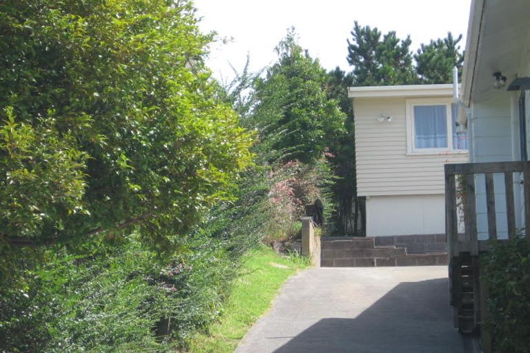 Photo of property in 2/12 Woodall Place, Totara Vale, Auckland, 0627