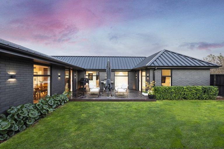 Photo of property in 7 Winning Post Place, Halswell, Christchurch, 8025