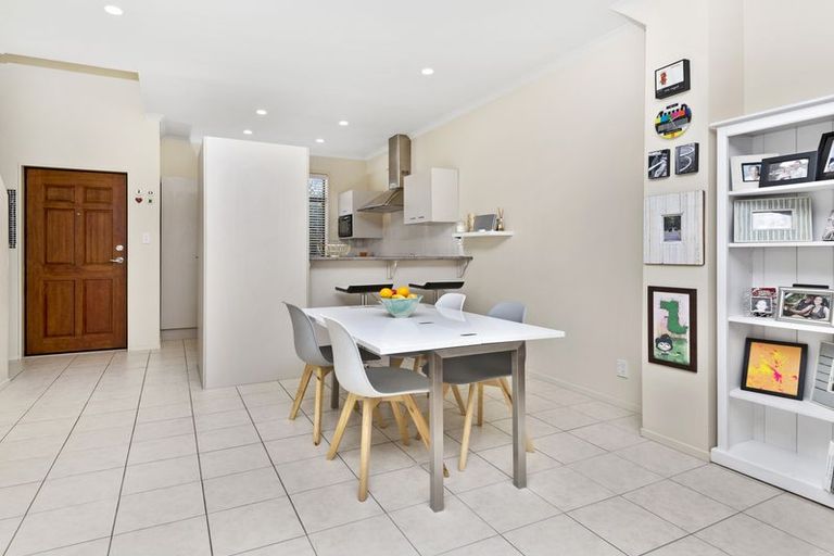 Photo of property in 12 Derg Place, East Tamaki, Auckland, 2013