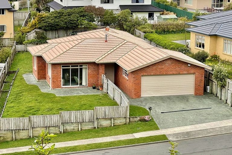 Photo of property in 35 Erlestoke Crescent, Churton Park, Wellington, 6037