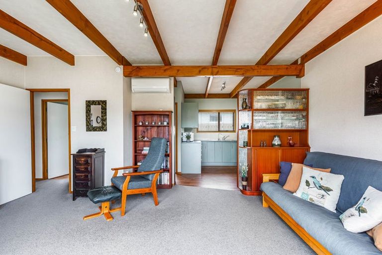 Photo of property in 1/2 Edwards Avenue, Henderson, Auckland, 0610