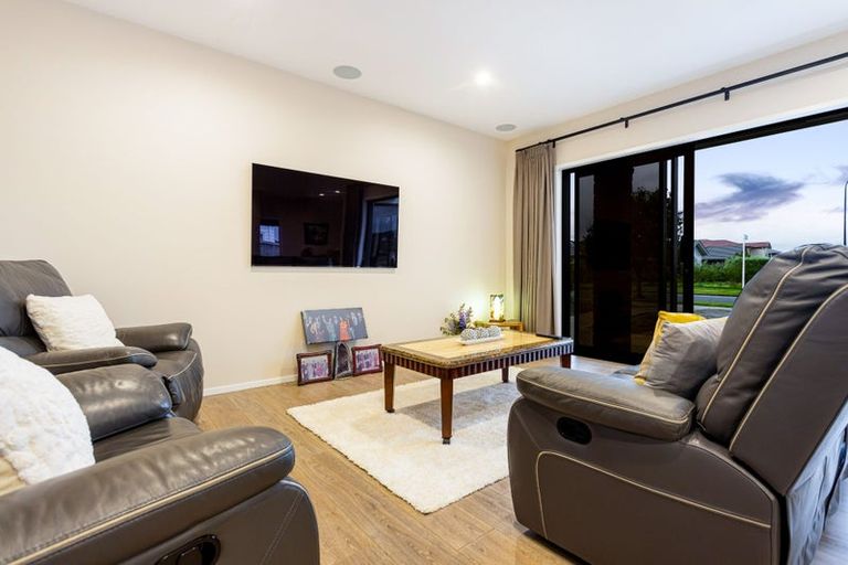Photo of property in 60 Pohutukawa Parade, Riverhead, 0820