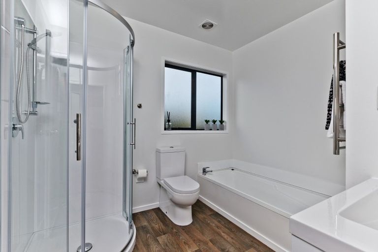 Photo of property in 1/5 Kilham Avenue, Northcote, Auckland, 0627