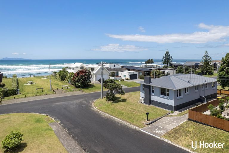Photo of property in 2 Hillary Street, Waihi Beach, 3611