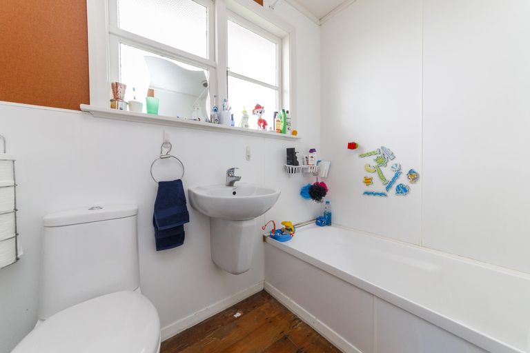 Photo of property in 15 Tweed Street, Roslyn, Palmerston North, 4414