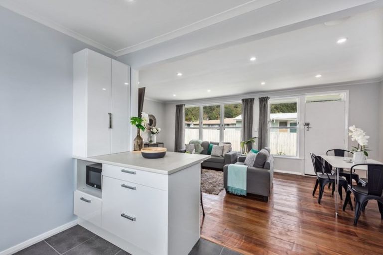 Photo of property in 18 Delaney Drive, Stokes Valley, Lower Hutt, 5019