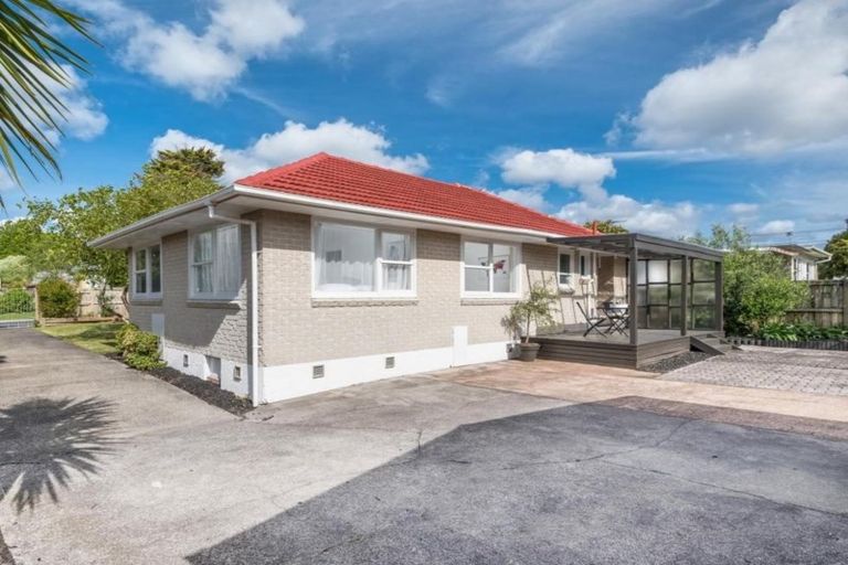 Photo of property in 6 Gill Avenue, Te Atatu Peninsula, Auckland, 0610