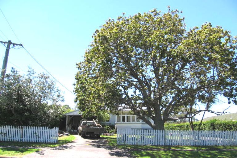 Photo of property in 1/13 Dallinghoe Crescent, Milford, Auckland, 0620