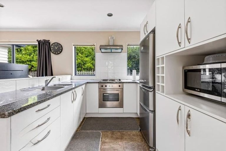 Photo of property in 71 Kemp Road, Massey, Auckland, 0614