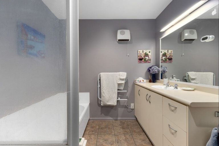 Photo of property in 8 Amner Place, Bluff Hill, Napier, 4110