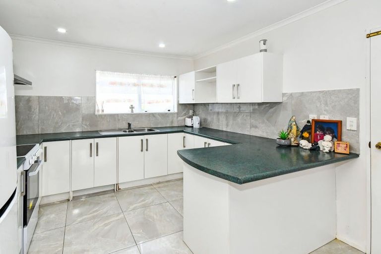 Photo of property in 1/11 Kirklow Place, Goodwood Heights, Auckland, 2105