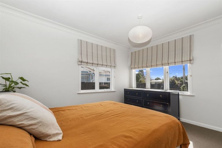 Photo of property in 1/2 Yeovil Road, Te Atatu Peninsula, Auckland, 0610