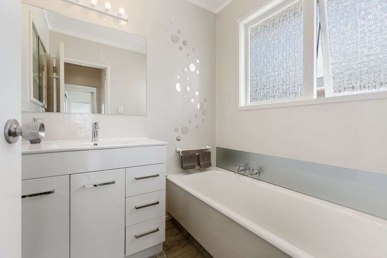 Photo of property in 27 Blanes Road, Weymouth, Auckland, 2103