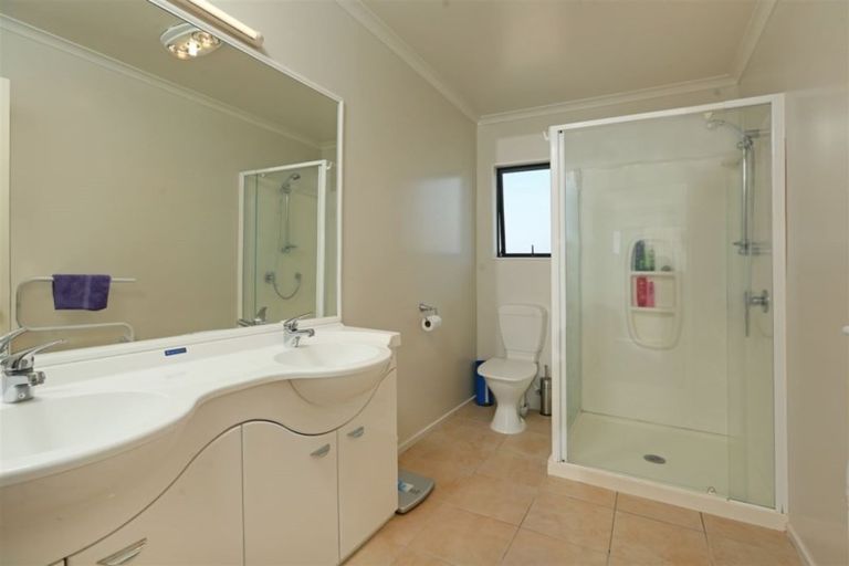 Photo of property in 17 Reybert Place, Massey, Auckland, 0614
