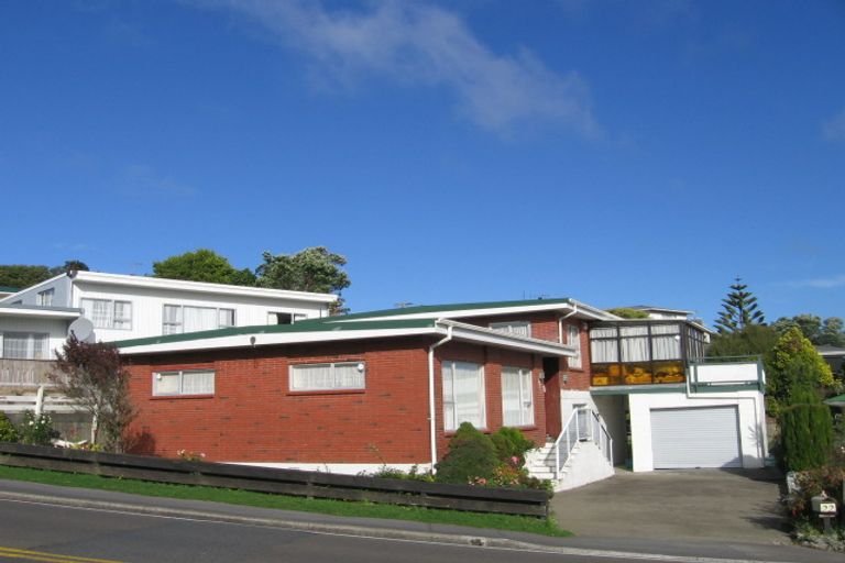 Photo of property in 22 Horokiwi Road West, Newlands, Wellington, 6037