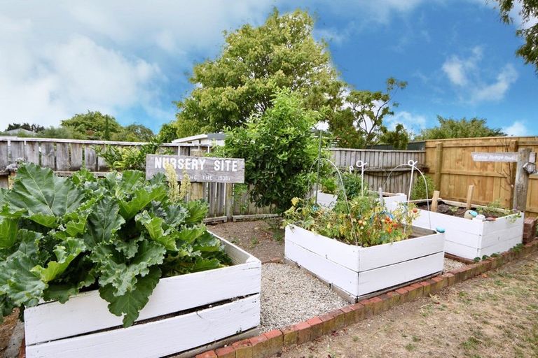 Photo of property in 2 Mckenzie Terrace, Carterton, 5713