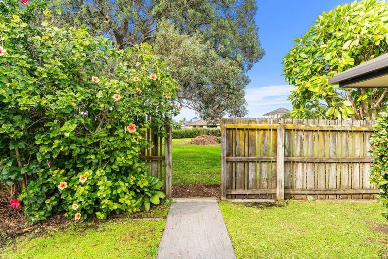 Photo of property in 11 Miami Place, One Tree Point, 0118