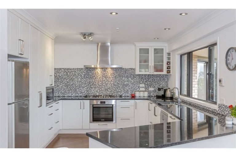 Photo of property in 9 Kingtide Place, Red Beach, 0932