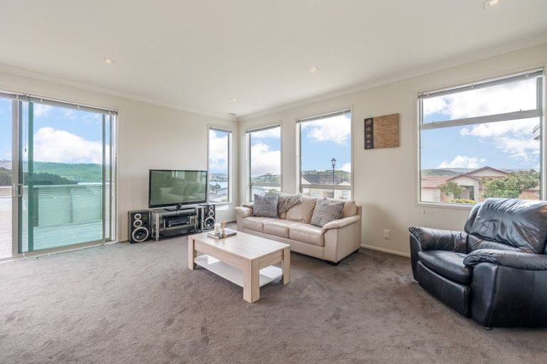 Photo of property in 10 Hollyford Place, Aotea, Porirua, 5024