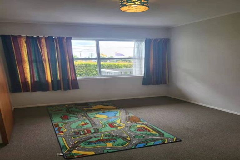 Photo of property in 832 East Coast Road, Oteha, Auckland, 0630
